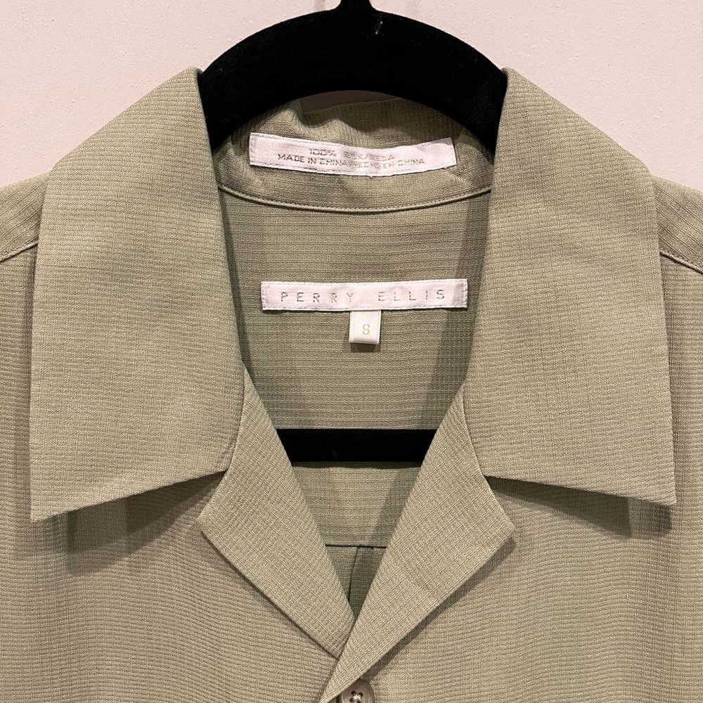 Perry Ellis - S - 6 button short sleeve shirt - cut to be worn “untucked”